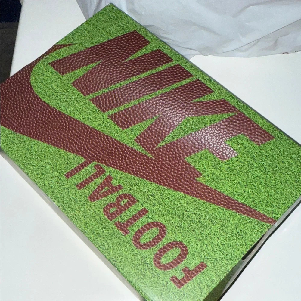 Nike Black and White Diamond Turf 96 TD football cleats - Picture 4 of 4